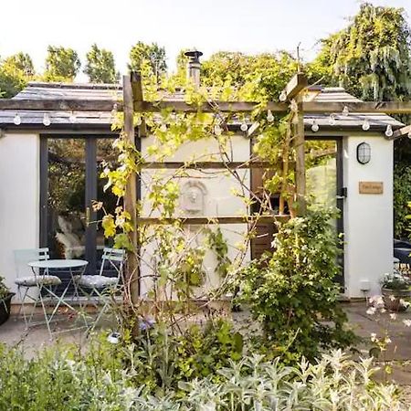 The Lodge - A Tranquil Escape Atworth Esterno foto