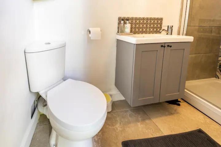 The Lodge - A Tranquil Escape Atworth Esterno foto