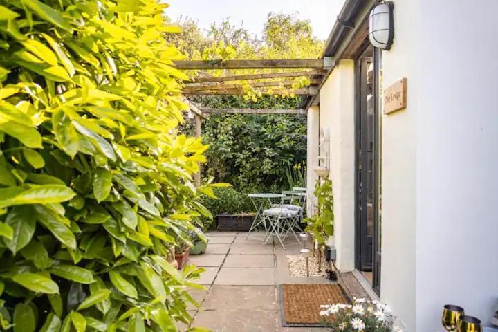 The Lodge - A Tranquil Escape Atworth Esterno foto