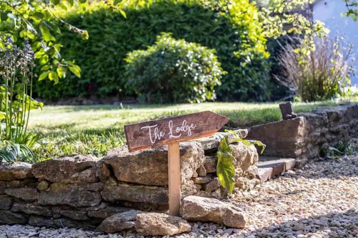 The Lodge - A Tranquil Escape Atworth Esterno foto