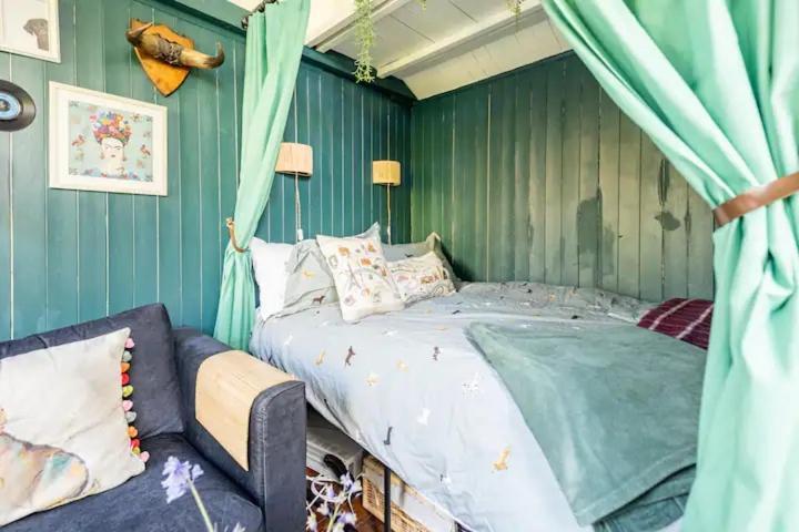 The Lodge - A Tranquil Escape Atworth Esterno foto