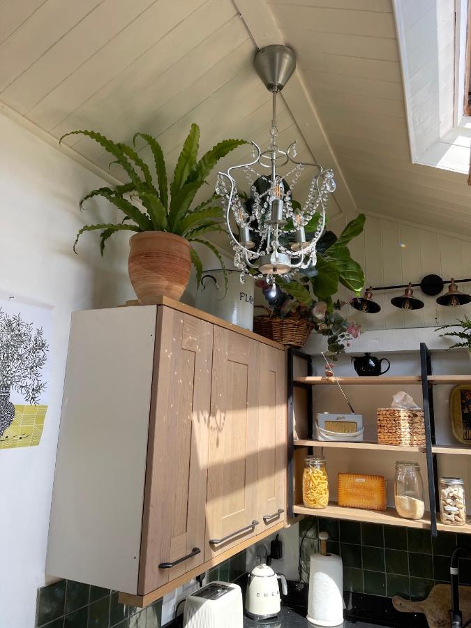 The Lodge - A Tranquil Escape Atworth Esterno foto
